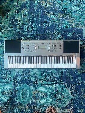 Yamaha Digital Keyboard in Silver with Black Keys